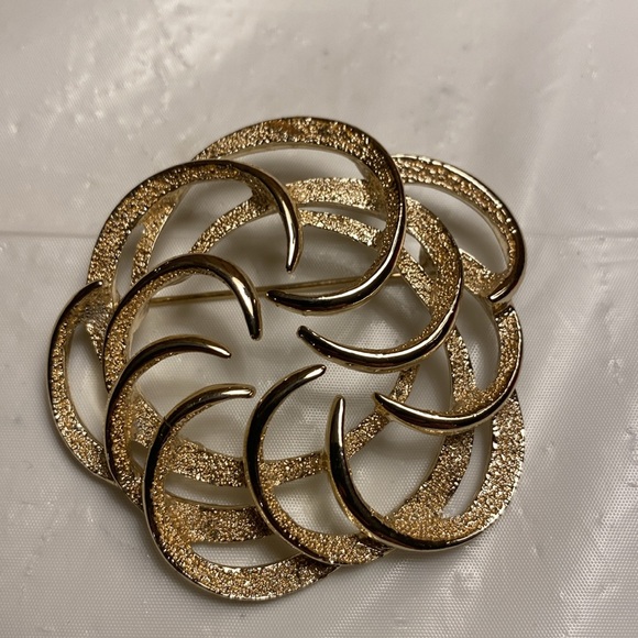 Vintage Sarah Coventry Round Swirl Brushed Smooth Gold Tone Brooch - Picture 2 of 8